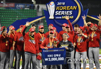 [포토] SK 힐만 감독, 한국시리즈 감독상 수상!