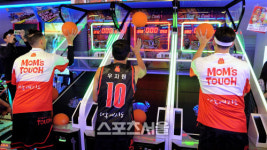 오락실 미니농구 대결…이승준-동준 형제, 300점 돌파 명승부