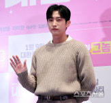 [포토] 진영, 손만 들어도 훈훈~