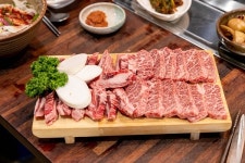 [스포츠서울 고객신뢰도대상: 항아리고깃집] 겨울철 추위를 이겨내는 부산 온천장 맛집 양곱창 육사시미