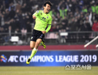 [포토] 전북 한교원의 선제골, AFC에서...날았다!