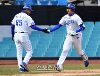 최영진, 기분좋은 홈런 [포토]