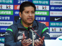[포토] 답변하는 볼리비아 에두아르도 빌레가스 감독