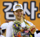 만장일치 MVP 박지수 [포토]