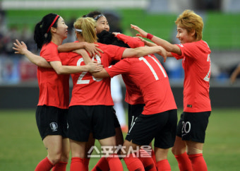 [포토]지소연의 동점골에 기뻐하는 한국 대표팀