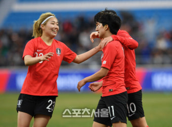 [포토]동점골의 기쁨을 나누는 지소연