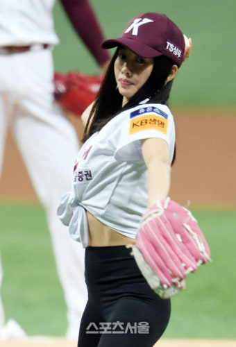 한수아, 강속구 시구?  [포토]