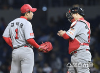 [포토] SK 김택형, 만루 위기...이겨내야지...