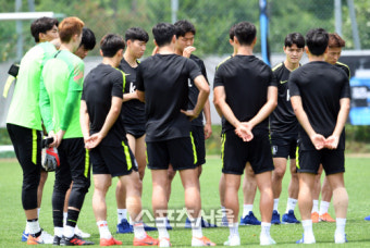 [포토]동료들에게 이야기 하는 대표팀 주장 손흥민