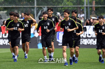 [포토]밝은 미소로 회복 훈련 진행하는 축구대표팀