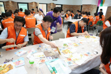 호반그룹 임직원 봉사단 호반사랑나눔이 부채 만들어 경로당 전달