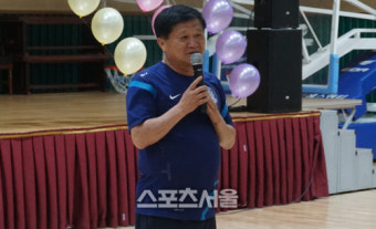 학원팀과 축구교실이 만나 함께 놀았다…27년차 여왕기의 업그레이드