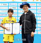 [포토] 7골 넣은 하남중앙초 윤단아, 득점상 수상