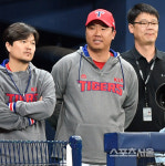 [포토]13-0으로 리드하는 경기 지켜보는 이범호, 앞으로 쭉 이랬으면