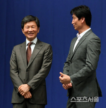 [포토] 정몽규 KFA 회장-정정용 감독, 뜻깊은 행사!
