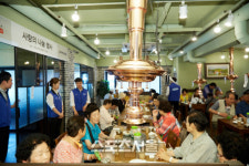 신라면세점, 지역 어르신 200명에 갈비탕 나눔 봉사활동