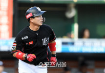 [포토]KT 박경수, 한화 선발 박주홍 상대 동점 2루타