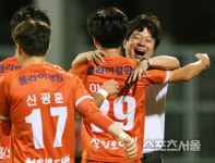 [포토] 강원FC 김병수 감독, 이현식을 내 품에~!