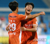 [포토] 강원FC 김지현, 이현식 골에...내가 더 기뻐~!