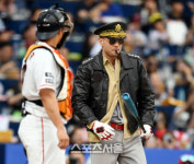 [포토] 로맥 야구하러 온 맥아더 장군