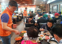 한화토탈, 무더위 속 이웃사랑 담은 삼계탕 배달해요~