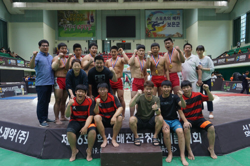 중학교 씨름부 감독이 삽으로 학생 폭행, 대응 촉구 및 대책 요구하는 논란 확산