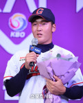 [포토] 1차 롯데에 지명된 경남고 최준용