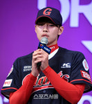 [포토] 대전고 홍민기, 롯데가 2차 1라운드로 지명