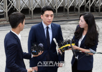 [포토]경찰 소환 심경 밝히는 승리