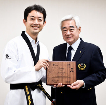 조정원 세계태권도연맹총재, 지바시장에게 명예6단 수여...적극지원 당부