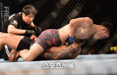 [더블지FC 03]실신 초크승을 거두는 라이트급의 양주영, 3연승 무패야!
