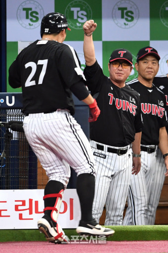 [포토]홈런 유강남 반기는 류중일 감독