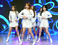[포토]순백의 의상으로 멋낸 아리아즈