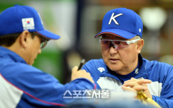 [포토] 김경문 감독, 최일언 코치와 진지한 대화