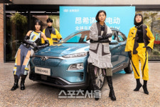 현대차, 중국서 가죽시트 재활용 패션 선보여