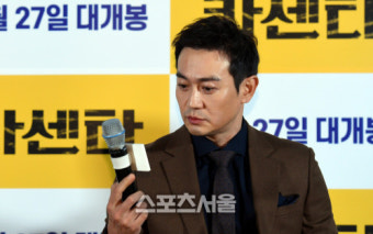 [포토] 마이크 뚫어져라 살피는 박용우