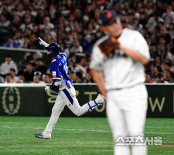 [포토] 김하성, 야마구치 상대로...선제 투런포!