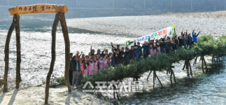 아리랑의 고장 강원 정선 동강 전통 섶다리 재현 눈길