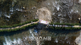 아리랑의 고장 강원 정선 동강 전통 섶다리 재현 눈길
