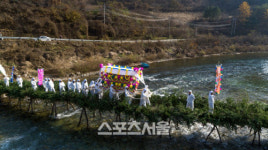 아리랑의 고장 강원 정선 동강 전통 섶다리 재현 눈길