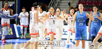 [포토] BNK, 삼성생명 꺾고 창단 첫 승...삼성생명은 3연패