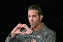 [포토]라이언 레이놀즈, 하트 받으세요!