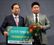 [포토] 김태형 감독, 올해의 상 감독상 수상