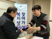 [포토]강릉홍제동 찾아가는 보건복지팀 마스크 배부 눈길