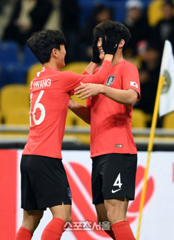 [포토]황인범의 격한 축하를 받는 김민재