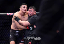 하동진 감독을 얼싸안은 정다운, 승리는 나의 스승님 덕분![포토]
