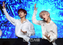 [포토]이엔오아이의 리더 라온과 메인 보컬 하민