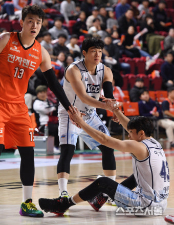 [포토] 전자랜드 강상재, 우린...동업자니까...
