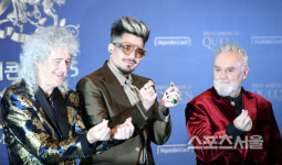 [포토] 퀸(QUEEN) 내한 기자회견, 한국에선 역시...손가락 하트!