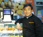 더 부드럽고 바삭하게~ 품격 높인 찹쌀꽈배기의 맛